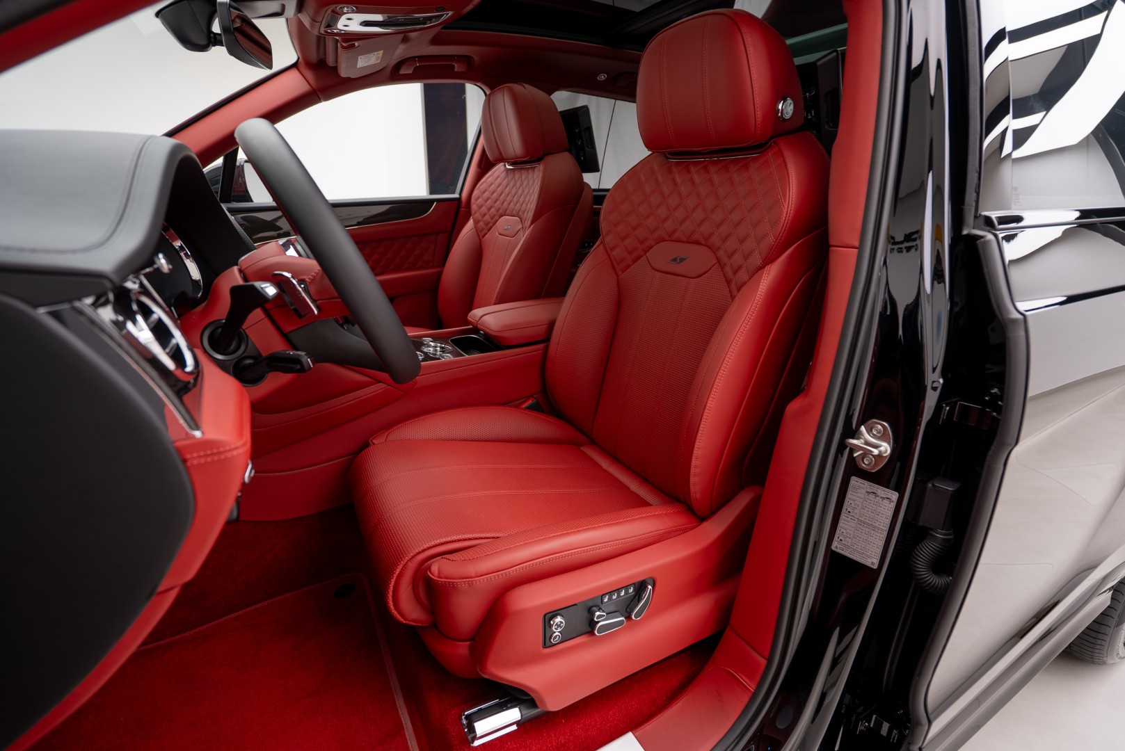 2023 BENTLEY BENTAYGA S | HIGH SPEC | DIAMOND QUILT LEATHER | REAR ENTERTAINMENT | CARBON INTERIORS